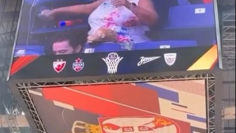 RUSIJA I SRBIJA U NEVERICI ZBOG SCENE IZ ARENE: Svi su gledali šta ova žena radi usred utakmice! (VIDEO)