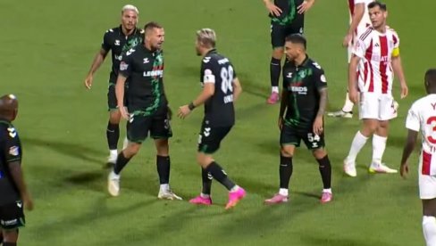 СКАНДАЛ: Чувени фудбалер усред меча ошамарио саиграча, ево шта му се одмах десило (ВИДЕО)