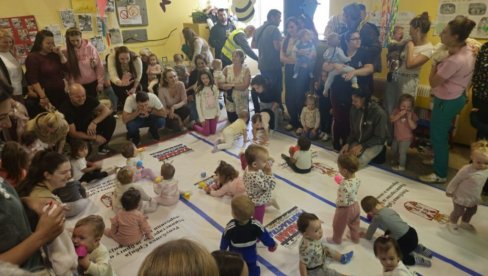 KARAVAN RODITELJSTVA U BELOJ CRKVI: Takmičenju u puzanju beba prisustvovala i ministarka Žarić Kovačević