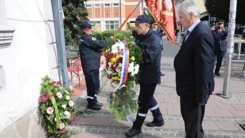 СПОМЕН НА ХЕРОЈСТВО: Чланови ДВД Краљево пригодно обележили свој Дан – 27. септембар
