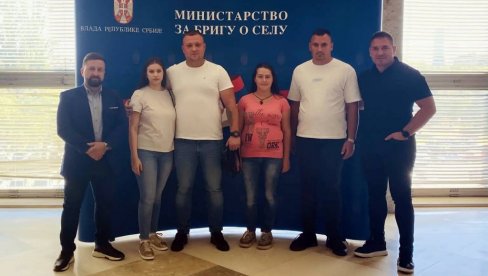 OŽIVEĆE JOŠ TRI SEOSKE KUĆE: U ministarstvu potpisani ugovori sa porodicama iz Plandišta