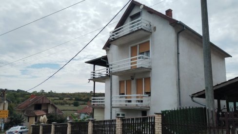 У ОВОЈ КУЋИ ЈЕ УНУК ЗАКЛАО БАБУ И ДЕДУ: Прве фотографије са места злочина -  познат мотив убиства (ФОТО)