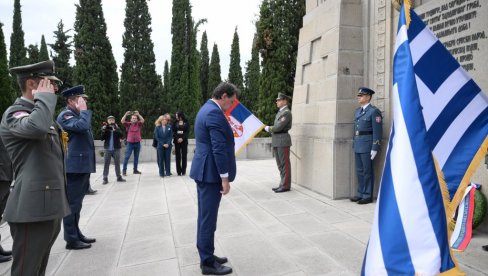 ГАШИЋ НА ОБЕЛЕЖАВАЊУ 107. ГОДИШЊИЦЕ ПРОБОЈА СОЛУНСКОГ ФРОНТА: Положени венци на Српском војничком гробљу у част палим борцима