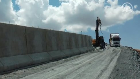 TURSKA IZGRADILA ZID NA GRANICI SA IRANOM: Evo kako izgleda (FOTO/VIDEO)