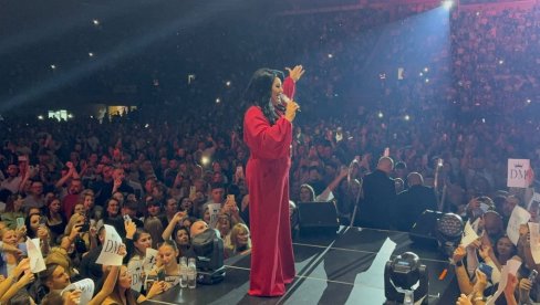 САРАЈЕВО ГОРИ: Драгана Мирковић приредила спектакл у препуној Зетри (ФОТО)