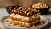 СНИКЕРС ТОРТА БЕЗ ПЕЧЕЊА: Рецепт за неодољиву посластицу