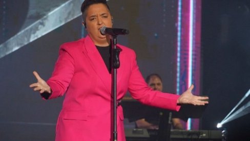 МАРИЈА ШЕРИФОВИЋ ИЗНЕРВИРАНО ПРЕКИНУЛА КОНЦЕРТ: Стварно неко продаје ћевапе?