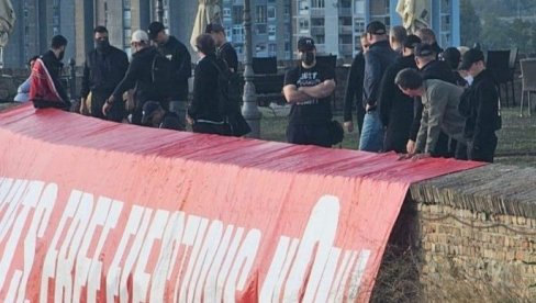 KO SU BLOKADERI TERORISTI KOJI SU OSKRNAVILI PETROVARADINSKU TVRĐAVU? Srđan Kovačević predvodio grupu crnokapuljaša!