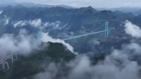 ЧУДЕСНА ГРАЂЕВИНА ШТО ПАРА ОБЛАКЕ: Отворен је највиши мост на свету у Кини (ВИДЕО)
