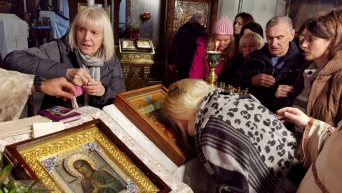 KAKO SE PRAVILNO CELIVA IKONA: Iguman otkrio u čemu mnogi vernici greše