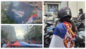 VELIKI BROJ SLOBODNIH GRAĐANA ISPRED RTS-a: Nose transparente protiv Antife i u čast Čarlija Kirka (FOTO/VIDEO)