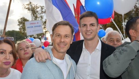 MALI I BRNABIĆ SA SLOBODNIM GRAĐANIMA: Šetaju protiv blokada i nasilja (FOTO)