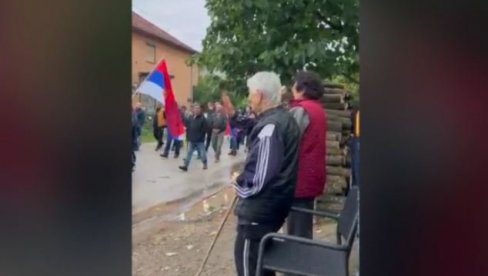 EMOTIVAN VIDEO IZ PIROTA: Baka i deka pozdravljaju slobodne građane koji šetaju protiv blokada (VIDEO)
