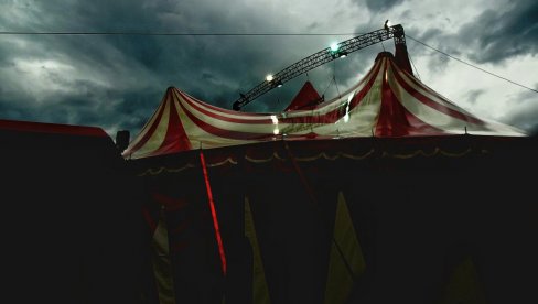 UMETNICA NA TRAPEZU POGINULA PRED PUBLIKOM: Tragedija u cirkusu u Baucenu