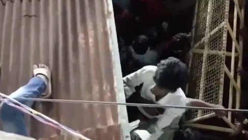 UHAPŠENA LICA ODGOVORNA ZA STAMPEDO NA MITINGU U INDIJI: 40 poginulo, među njima čevetoro dece, policija otkrila sve detalje