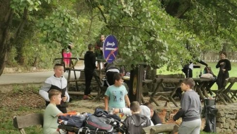 ĐACI PEŠAČILI DO VUKOVOG TRŠIĆA: U čast Vuku i zdravom životu