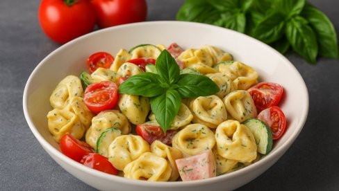 БРЗА САЛАТА ОД ТОТРЕЛИНА: Лагана, хранљива и припрема се за само неколико минута