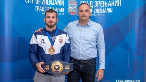 СВЕЧАНО У ЗРЕЊАНИНУ: Стигао светски шампион, Александар Комаров