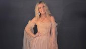 НА СЕТУ СНИМАЊА СПОТА: Рада Манојловић као принцеза у балској хаљини (ФОТО)