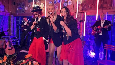 НОЋ ТАМБУРА И БОЕМА: Фрајле засијале у свом препознатљивом стилу, а друштво им правили и тамбураши (ФОТО)