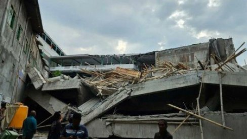 SUZE I VAPAJI OČAJNIH RODITELJA: Deca zarobljena pod ruševinama, ima mrtvih - urušila se škola u Indoneziji (FOTO/VIDEO)