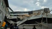 СУЗЕ И ВАПАЈИ ОЧАЈНИХ РОДИТЕЉА: Деца заробљена под рушевинама, има мртвих - урушила се школа у Индонезији (ФОТО/ВИДЕО)