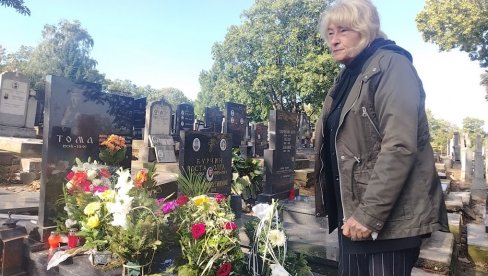 34 ГОДИНЕ БЕЗ ТОМЕ ЗДРАВКОВИЋА: Удовица Гордана запалила свеће, донела на помен богато послужење и ухватила је је туга (ФОТО)