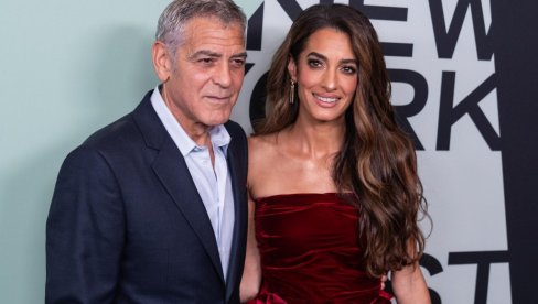 АМАЛ КЛУНИ У ХАЉИНИ КОЈА ОДУЗИМА ДАХ: Ова жена где год да се појави украде сву пажњу!