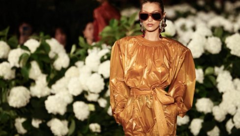 ПРОШЛЕ НЕДЕЉЕ У БОЛНИЦИ, САДА ЗАВЛАДАЛА ПИСТОМ У ПАРИЗУ: Бела Хадид је синоћ изгледала никад боље! (ВИДЕО)