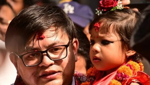 НЕПАЛ ИЗАБРАО НОВУ ЖИВУ БОГИЊУ КУМАРИ: Двогодишњу Арјатару верници и породица испратили до палате храма