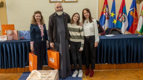 DAROVI ZA 148 BEBA: U Gradskoj kući u Kikindi uručeni pokloni za mališane rođene od maja