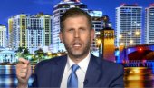 МОМ ОЦУ СУ УПАЛИ У КУЋУ: Трампов син полудео у уживо укључењу на ТВ-у (ВИДЕО)