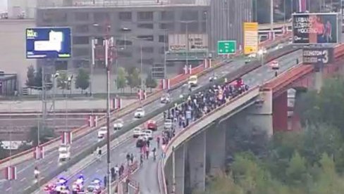 ЛУДАЦИ НА УЛИЦИ УМЕСТО У ЛУДНИЦИ: Педесет блокадера стало на Газелу и иживљава се над народом који се враћа с посла