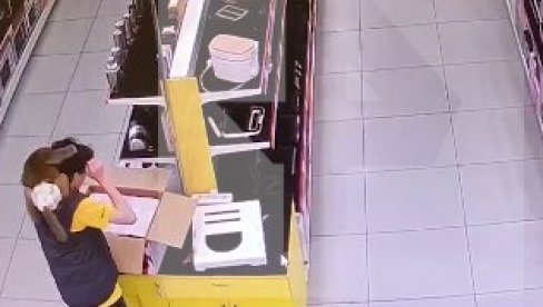 NAPAD MAJMUNA U PRODAVNICI: Najčudniji snimak koji ćete danas videti