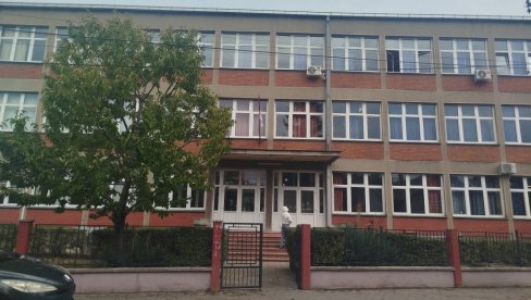 LAŽNA DOJAVA O EKSPLOZIVNIM  NAPRAVAMA U PARAĆINSKIM ŠKOLAMA: Posle provere, nastavak nastave u popodnevnoj smeni