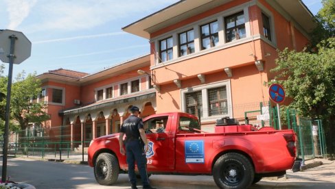 I U SMEDEREVU  DOJAVE O POSTAVLJENIM BOMBAMA U ČAK SEDAMNAEST ŠKOLA: Uzbuna u osnovnim i srednjim školama