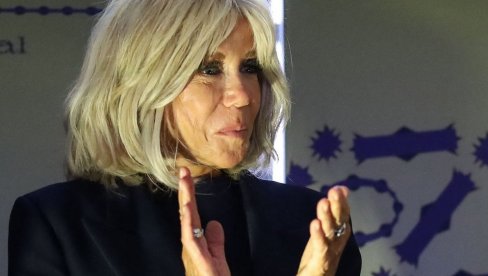 БРИЖИТ МАКРОН У ЈЕКУ СКАНДАЛА ДОШЛА НА МОДНУ РЕВИЈУ: Добила прилику за демонстрацију моћи, стајлингом показала да јој нико ништа не може