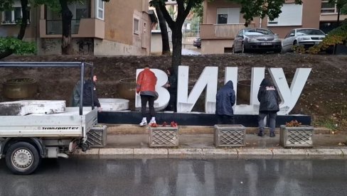 NOVI TEROR KURTIJA: Lažni premijer mrzi sve srpsko, uklonjen znak Volim K. Mitrovicu (VIDEO)