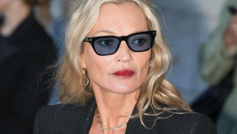 ЧУВЕНА МАНЕКЕНКА ЈЕДВА ХОДА НАКОН ИЗЛАСКА У ПАРИЗУ: Годинама се борила са пороцима, а многи опет страхују за њено здравље (ВИДЕО)