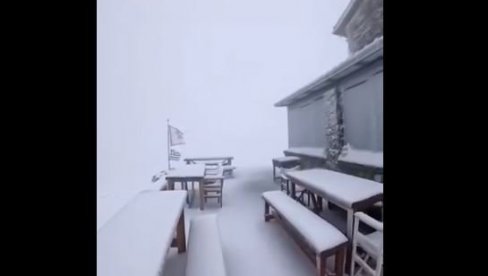 СНЕГ ЗАВЕЈАО ГРЧКУ: Део земље се забелео, а на популарним острвима тутњи невреме (ВИДЕО)