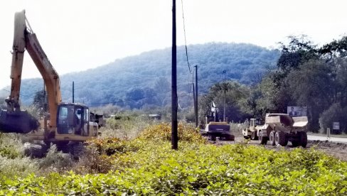 BAGERI OSVOJILI  PAVLOV BULEVAR: Ubrzani radovi putara na obnovi važne saobraćajnice u Rakovici