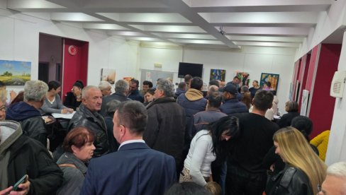 У МИОНИЦИ КРЕНУЛО ПРИКУПЉАЊЕ ПОТПИСА: Грађани у чекају у редовима како би пружили подршку Вучићу и СНС-у (ФОТО/ВИДЕО)