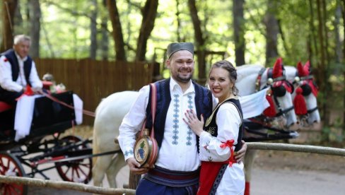 SVADBA U SRPSKOJ NARODNOJ NOŠNJI: Stefan Rakić, poreklom iz Paraćina, sa izabranicom švajcarkinjom vraća se u Srbiju