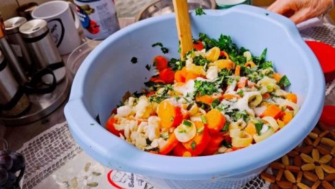 ЉУТЕНИЦА СА ШАРГАРЕПОМ И ПАПРИЧИЦАМА: Према бакином рецепту за уживање током целе зиме (ВИДЕО)