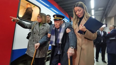 VUČIĆ MU ISPUNIO ŽELJU: Deka Vukosav od 106 godina najstariji putnik u brzom vozu za Suboticu (VIDEO)