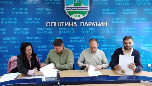 КУЋЕ ЗА АЛЕКСУ И САШУ: У Општини Параћин потписани купопродајни уговори (ФОТО)