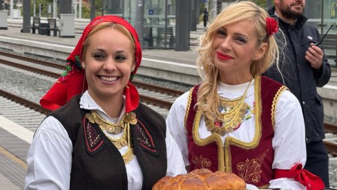 НОВОСТИ НА ЛИЦУ МЕСТА: Грађани са тробојкама у Суботици дочекали брзи воз и председника Вучића (ФОТО)