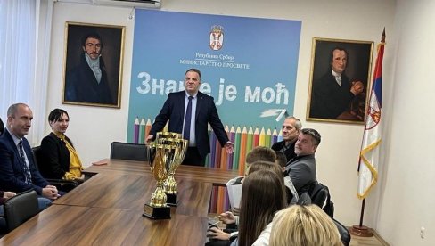 ZNAČAJAN RAZVOJ SAOBRAĆAJNE KULTURE: Stanković sa učenicima koji su pobedili na Evropskom takmičenju u poznavanju saobraćajnih propisa