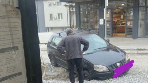 AUTOMOBIL ULETEO U RUPU: Još jedan incident u Ulici Cvetanova ćuprija gde se izvode radove već sedam meseci