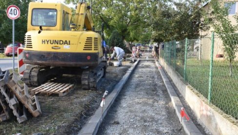 NOVI TROTOAR U BELEGIŠKOJ: Putari rade na zemunskim saobraćajnicama